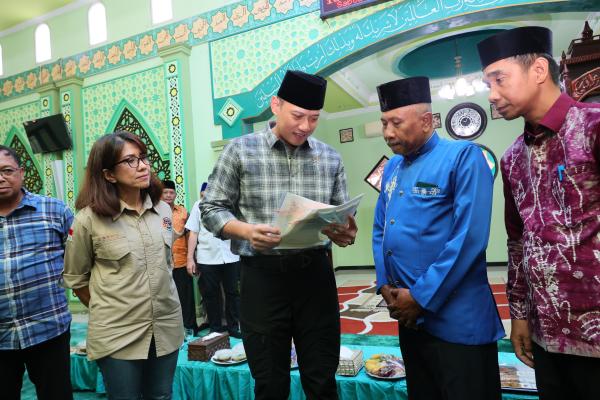 Serahkan Sertipikat Tanah Wakaf di Pontianak, Menteri AHY: Kita Urus dengan Cepa...