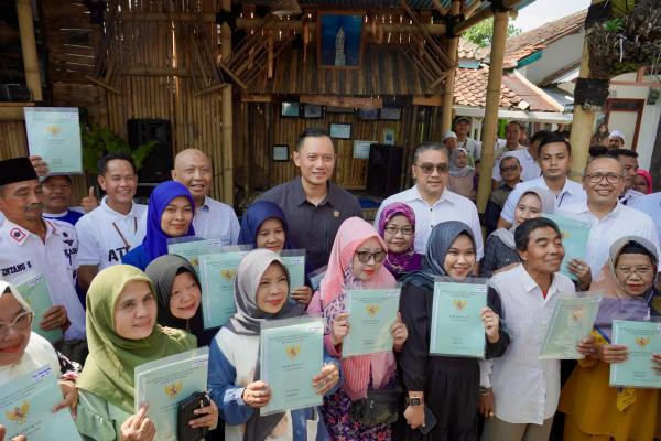 Di Kabupaten Bandung, Menteri AHY “Ngariung” Bagikan Sertipikat untuk Warga
