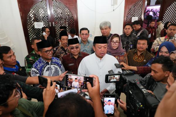 Serahkan 1.334 Sertipikat se-Banten, Menteri Nusron Komitmen Tingkatkan Sertipik...
