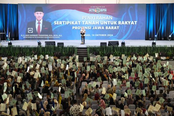 Sekjen Kementerian ATR/BPN Serahkan 3.256 Sertipikat Tanah bagi Masyarakat Jawa...
