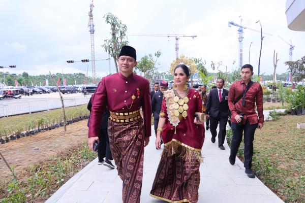 Hadir pada Upacara Penurunan Bendera Negara Sang Merah Putih, Menteri AHY Gunaka...