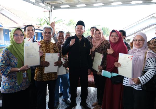 Serahkan Sertipikat Elektronik ke Rumah Warga Manggar Kota Balikpapan, Menteri N...