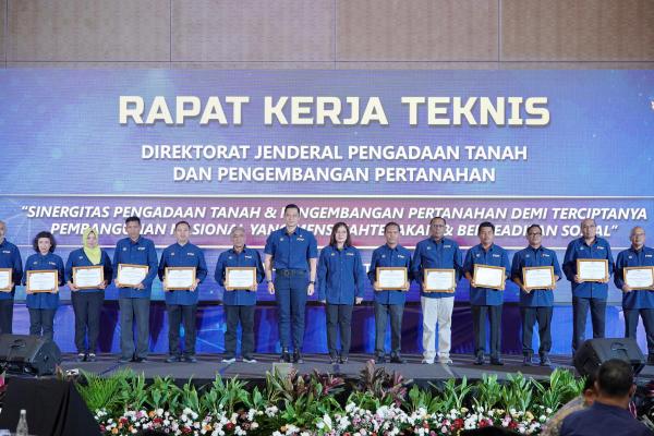 Bekerja di Balik Megahnya Pembangunan Proyek Strategis Nasional, Menteri AHY: Te...
