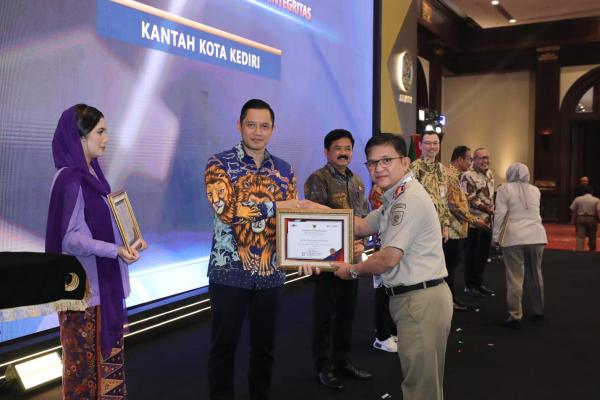 Terima Penghargaan Wilayah Tertib Administrasi Berintegritas (WTAB) dari Menteri...