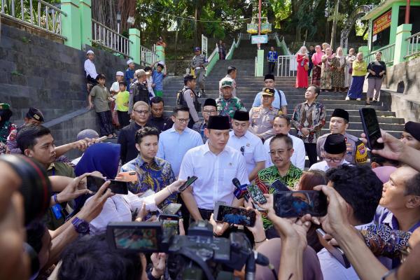 Serahkan Sertipikat Tanah Wakaf Elektronik, Menteri AHY: Semangat Pemerintah Mod...