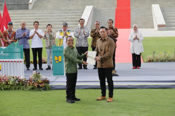 Disaksikan Presiden Jokowi, Menteri AHY Serahkan Sertipikat Tanah Elektronik Hak...