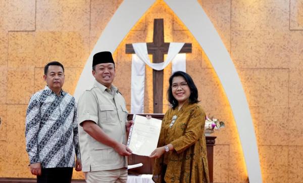 Terima Sertipikat Hak Milik untuk Gereja Kristen Pasundan, Ketua Umum Majelis Si...
