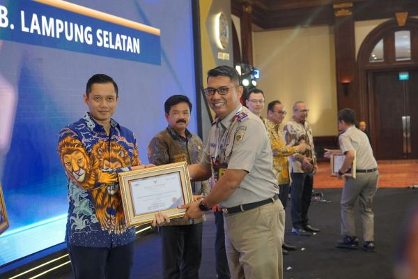Terima Penghargaan WTAB dari Menteri AHY. Kepala Kantor Pertanahan Kabupaten Lam...