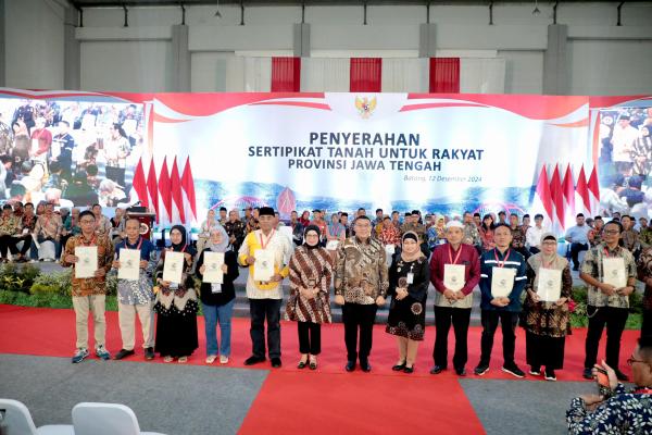 Petani dan Nelayan di Kabupaten Batang Peroleh Sertipikat Elektronik: Terima Kas...