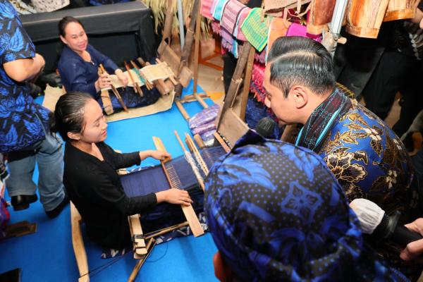 Masyarakat Hukum Adat Baduy Menenun di Konferensi Internasional Tanah Ulayat: Ba...
