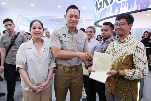 Serahkan Sertipikat Tanah Elektronik di Kantah Kabupaten Bekasi yang Modern, Men...