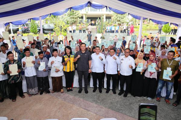 Tegaskan Kepastian Hukum Tanah Warga Negara, Menko AHY dan Wamen Ossy Serahkan S...